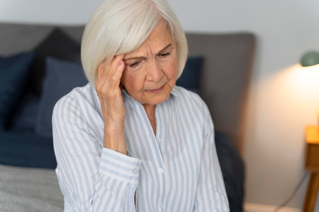 Les signes alarmants de la maladie d' Alzheimer qui peuvent vous alerter.

Femme agée avec un mal de tête
car elle à des pertes de mémoire, 
des difficultés à accomplir les tâches quotidiennes etc..